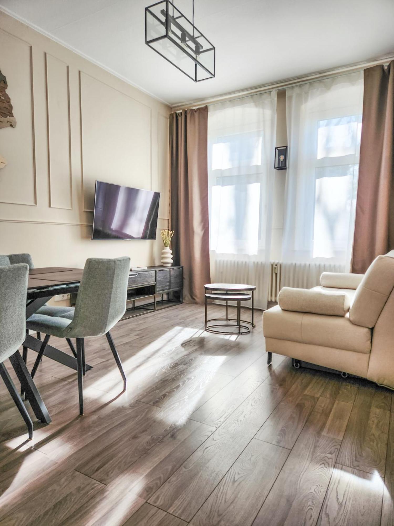 Geli Homes L1 - 2X Zimmer, 2X Kingsize Bett, 1 Bis 4 Personen, Parkplatz, Tv, Wifi, Top Kueche, Kaffee, Tee ลูเนน ภายนอก รูปภาพ