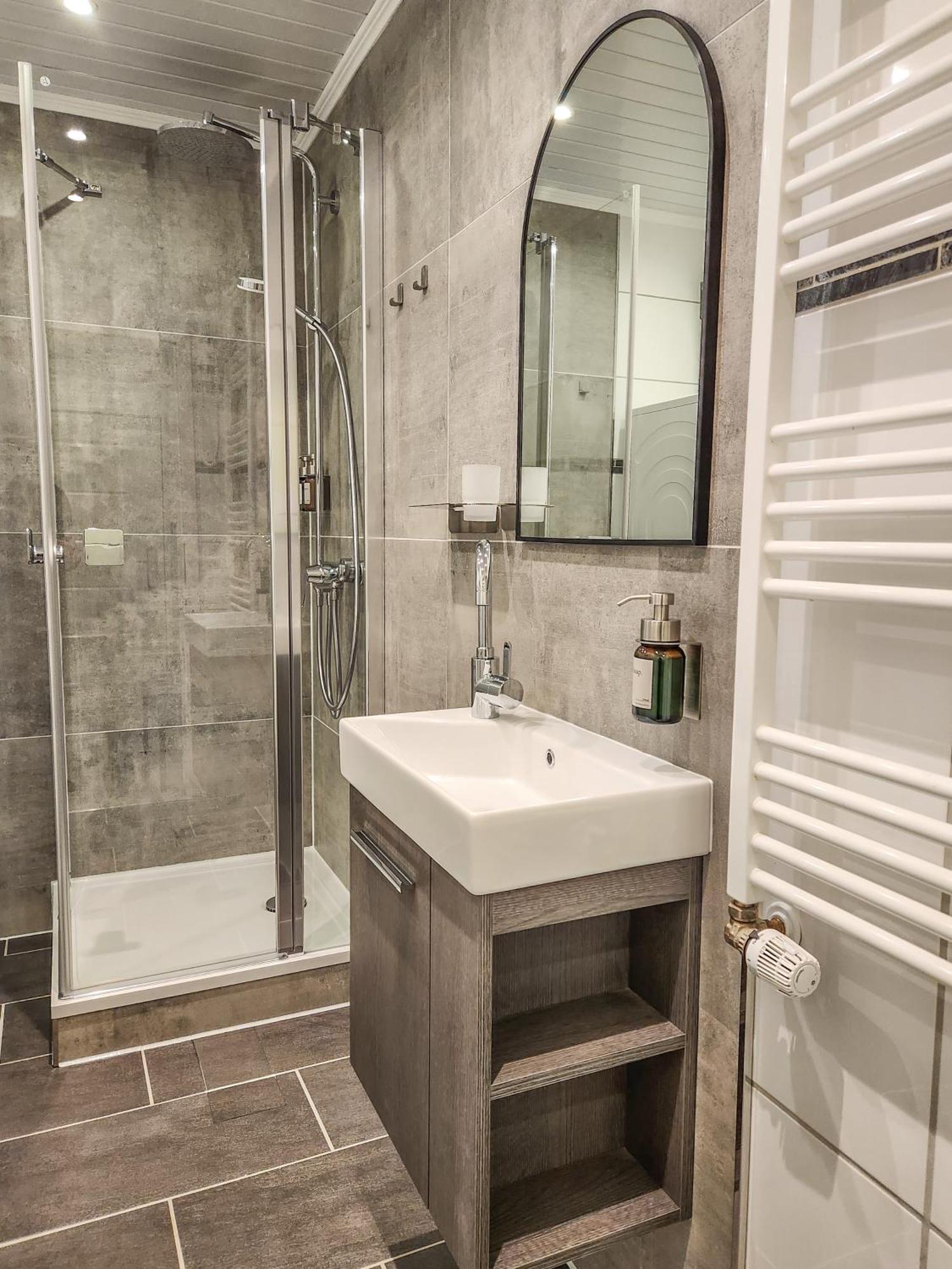 Geli Homes L1 - 2X Zimmer, 2X Kingsize Bett, 1 Bis 4 Personen, Parkplatz, Tv, Wifi, Top Kueche, Kaffee, Tee ลูเนน ภายนอก รูปภาพ